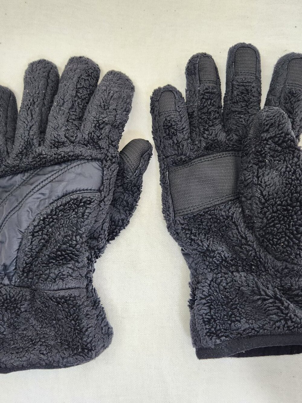 Nike ACG Womens S/M Fleece Sherpa Gloves